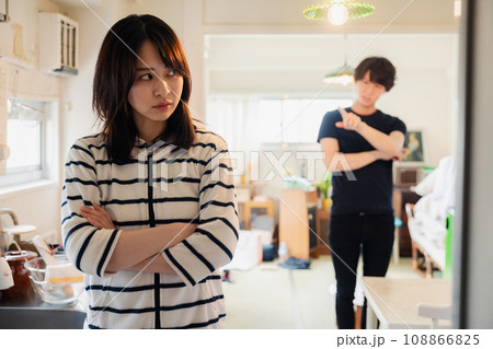 家で喧嘩をする若い夫婦 家で喧嘩をする若い夫婦 108866825
