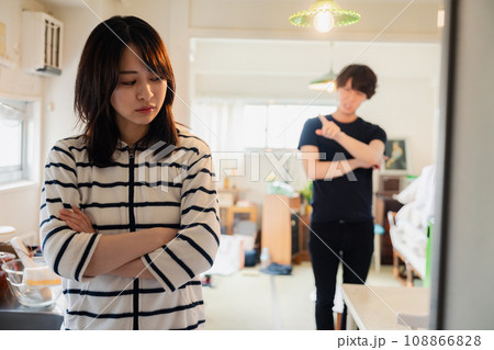 家で喧嘩をする若い夫婦 108866828