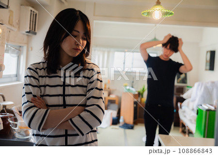 家で喧嘩をする若い夫婦 家で喧嘩をする若い夫婦 108866843