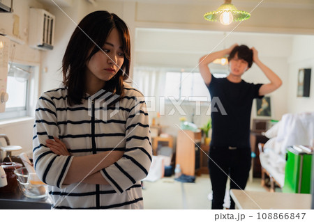 家で喧嘩をする若い夫婦 家で喧嘩をする若い夫婦 108866847
