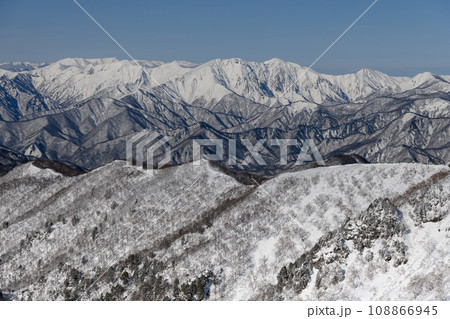 冬の剣ヶ峰山の登山道から見た谷川岳 冬の剣ヶ峰山の登山道から見た谷川岳 108866945