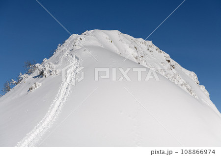 冬の剣ヶ峰山山頂と登山道 108866974