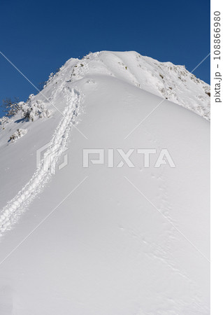 冬の剣ヶ峰山山頂と登山道 108866980