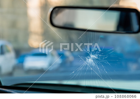 石がぶつかってひびが入った自動車のフロントガラス AI生成画像 石がぶつかってひびが入った自動車のフロントガラス AI生成画像 108868066