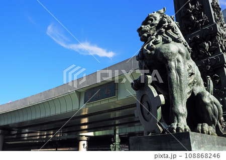 日本橋　獅子像と首都高速都心環状線 108868246