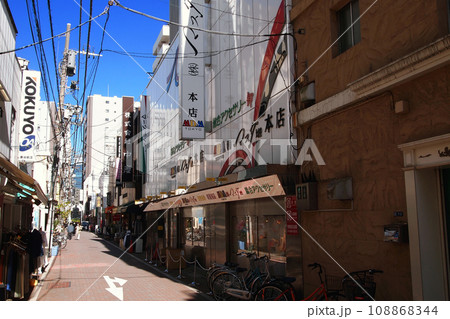 日本橋横山町馬喰町問屋街　横山町馬喰町新道通り 108868344