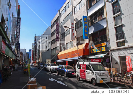 日本橋横山町馬喰町問屋街　横山町大通り 108868345