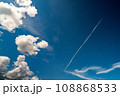 夏の青い空に浮かぶ飛行機雲 108868533