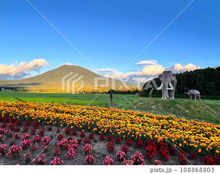 【長野県信濃町】国道18号からの野尻湖ナウマンゾウ 黒姫山 【長野県信濃町】国道18号からの野尻湖ナウマンゾウ 黒姫山 108868803