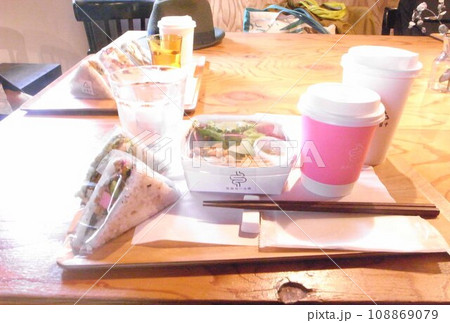 体に優しいランチ 体に優しいランチ 108869079