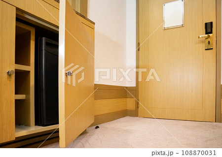 a refrigerator under the bar counter, according to the appearance of the refrigerator, it is a small size that is found only at the hotel, and can only hold a limited amount of stuff. a refrigerator under the bar counter, according to the appearance of the refrigerator, it is a small size that is found only at the hotel, and can only hold a limited amount of stuff. 108870031