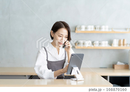 カフェで働く女性　電話　予約 108870160