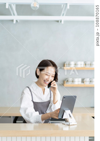 カフェで働く女性　電話　予約 108870165