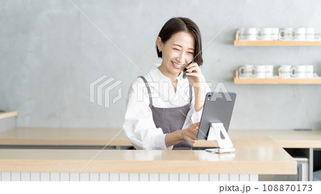 カフェで働く女性 電話 予約 カフェで働く女性 電話 予約 108870173