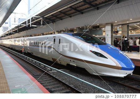 東京駅に停車中の北陸新幹線（新幹線E7系） 108870777