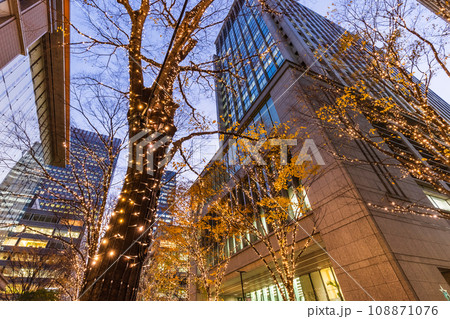 イルミネーションの丸の内ビジネス街 東京都市夜景 イルミネーションの丸の内ビジネス街 東京都市夜景 108871076