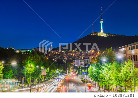 韓国　ライトアップされたNソウルタワー 108871281