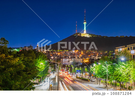 韓国　ライトアップされたNソウルタワー 108871284