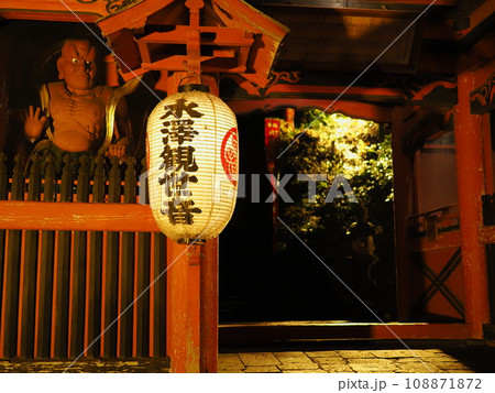 伊香保温泉　水澤観世音の仁王門（山門） 108871872