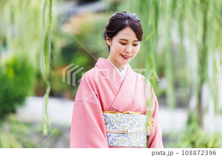 京都観光をする着物を着た女性 108872396