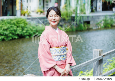 京都観光をする着物を着た女性 京都観光をする着物を着た女性 108872469