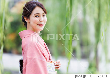 京都観光をする着物を着た女性 108872471