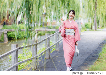 京都観光をする着物を着た女性 京都観光をする着物を着た女性 108872472