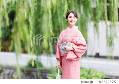 京都白川に架かる一本橋を渡る着物姿の女性 108872475