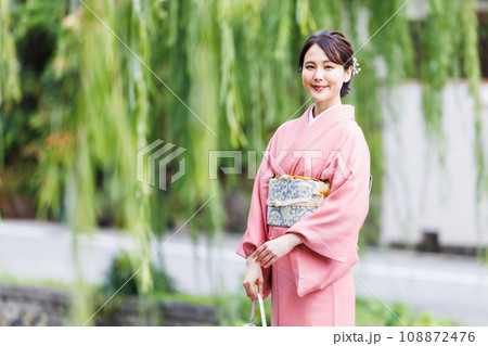 京都観光をする着物を着た女性 108872476