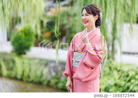 京都観光をする着物を着た女性 108872544