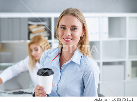 Smiling business woman drinking coffee 108875111