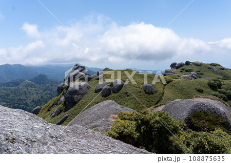 屋久島の永田岳とその周辺の景色 屋久島の永田岳とその周辺の景色 108875635