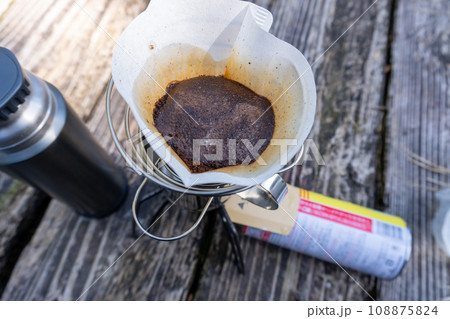 アウトドアでコーヒー 108875824