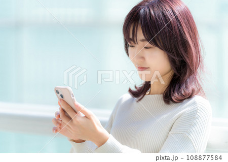 スマホを操作する女性 スマホを操作する女性 108877584