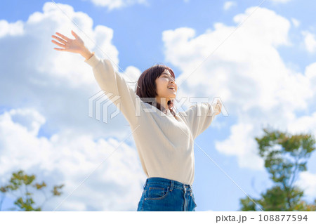 青空に両手を広げる女性 青空に両手を広げる女性 108877594