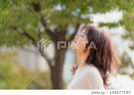 目を閉じて微笑みながら考える女性の横顔 目を閉じて微笑みながら考える女性の横顔 108877595