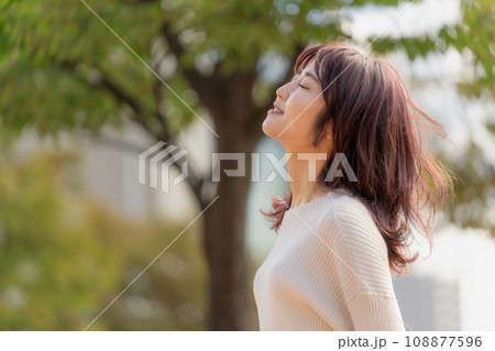 目を閉じて微笑みながら考える女性の横顔 目を閉じて微笑みながら考える女性の横顔 108877596