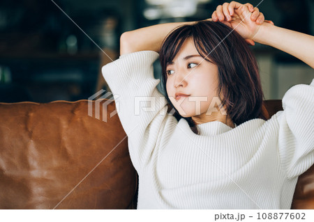 ソファに座ってくつろぐ女性 ソファに座ってくつろぐ女性 108877602