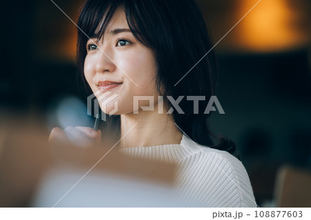 飲み物を飲む笑顔の女性 飲み物を飲む笑顔の女性 108877603