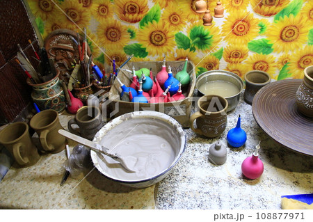 The process of drawing a picture on ceramics 108877971