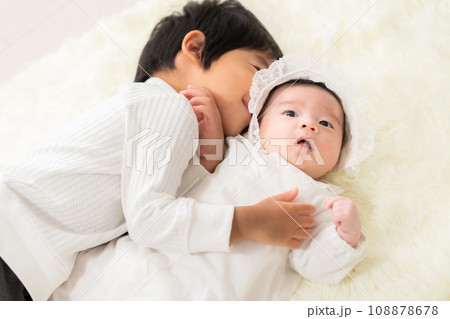3歳と生後1ヶ月の男の子の兄弟 108878678