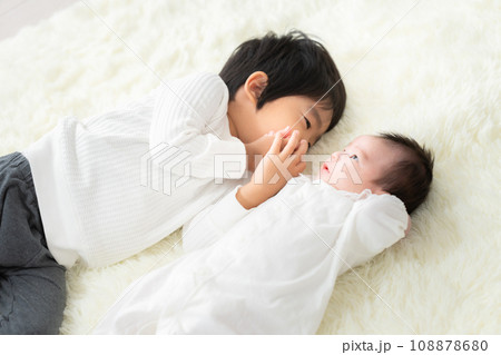 3歳と生後1ヶ月の男の子の兄弟 108878680