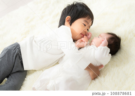 3歳と生後1ヶ月の男の子の兄弟 108878681
