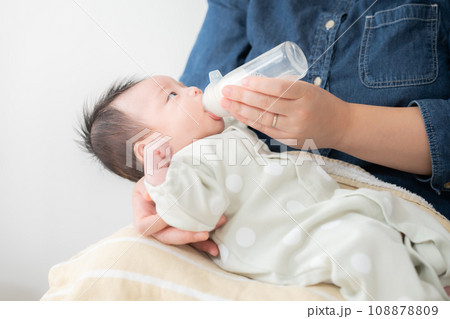 ミルクを飲む生後1ヶ月の男の子 108878809