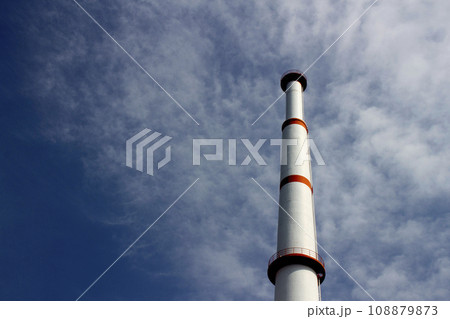 白と赤に塗り分けられたごみ焼却場の煙突 108879873