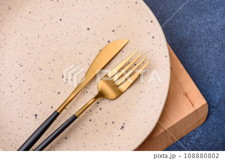 Round empty colored ceramic plate on concrete texture background Round empty colored ceramic plate on concrete texture background 108880802