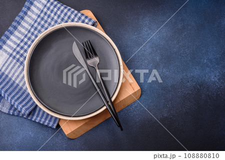 Round empty colored ceramic plate on concrete texture background 108880810