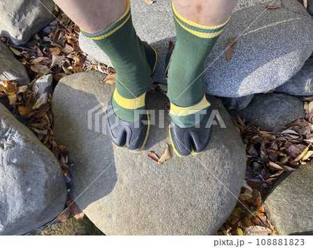 磯足袋で渓流を歩く 108881823