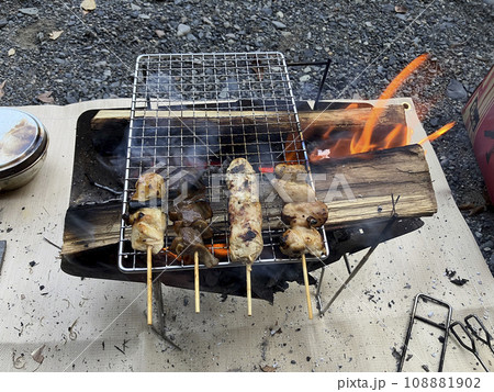 アウトドアで焼き鳥 アウトドアで焼き鳥 108881902