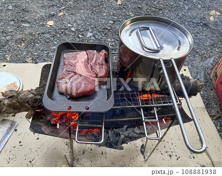 キャンプでステーキ キャンプでステーキ 108881938